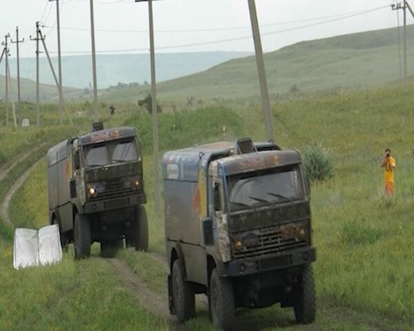 Camión del equipo ruso “KAMAZ-Master” llega a la meta con solo tres neumáticos - Sputnik Mundo
