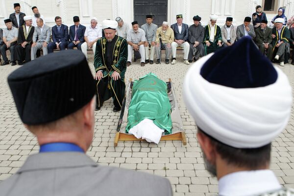 Despedida al líder espiritual de Tartaristán asesinado en Kazán - Sputnik Mundo