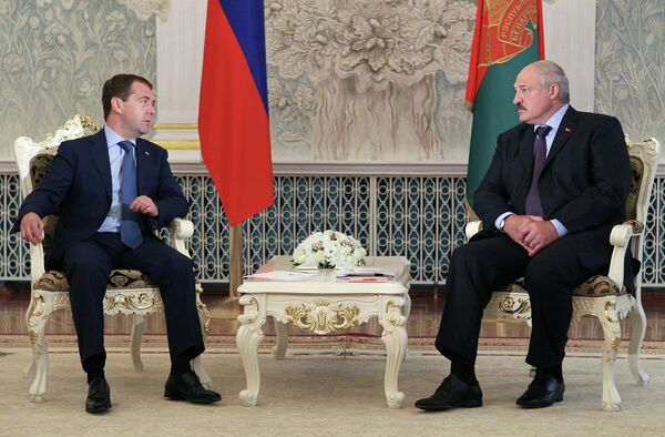 Dmitri Medvedev y Alexandr Lukashenko - Sputnik Mundo