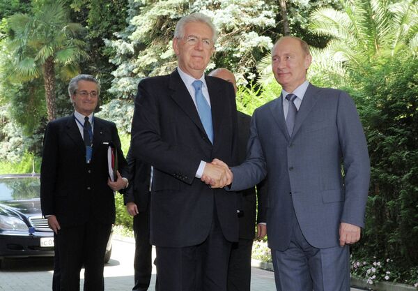 El presidente de Rusia Vladímir Putin y el primer ministro de Italia Mario Monti - Sputnik Mundo