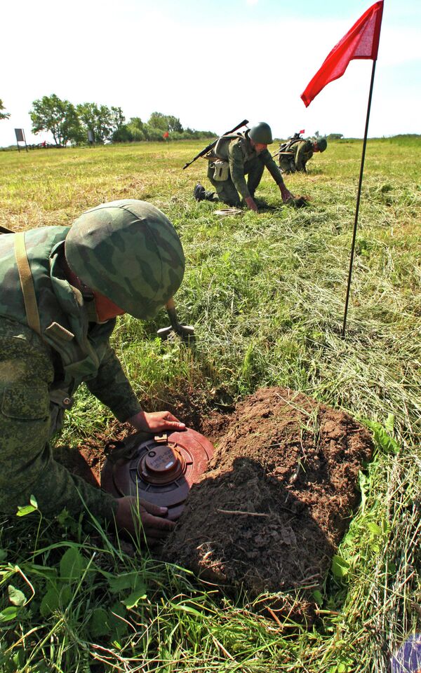 Ingenieros militares entrenan en Siberia sitiar con minas al enemigo - Sputnik Mundo