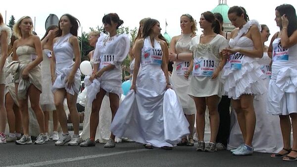 Carrera de novias por las calles de Belgrado - Sputnik Mundo
