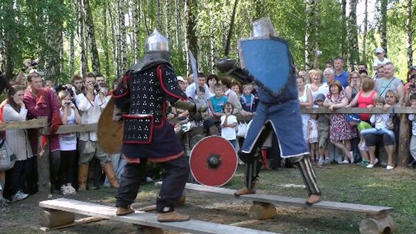 Entusiastas celebran torneo de esgrima medieval en ciudad de Rusia - Sputnik Mundo