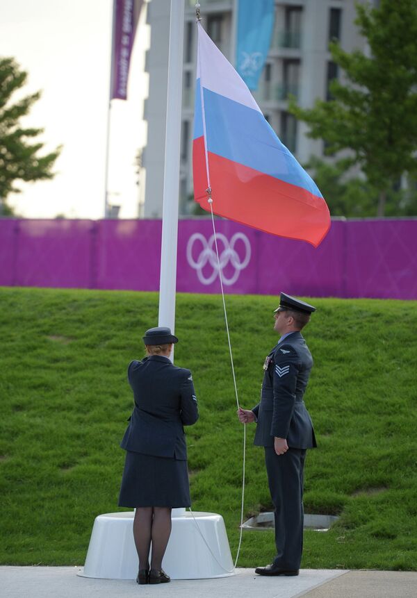 Ceremonia de izada de la bandera de Rusia en la Villa Olímpica de Londres - Sputnik Mundo