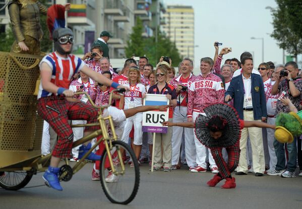 Ceremonia de izada de la bandera de Rusia en la Villa Olímpica de Londres - Sputnik Mundo
