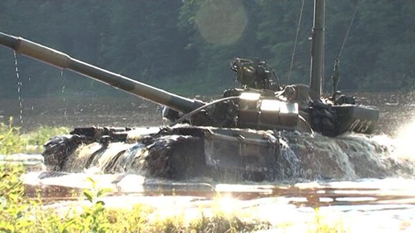 Tanque T-90 se desplaza a una profundidad de 5 metros bajo el agua - Sputnik Mundo