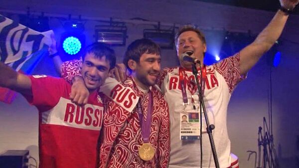 Judoca ruso Mansur Isaev celebra con lezguinka su triunfo en Londres 2012 - Sputnik Mundo