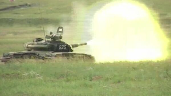 Tanques T-72 abaten al “enemigo” en los ejercicios “Indra-2012” - Sputnik Mundo
