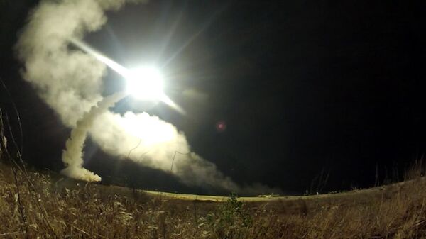 Sistema antiaéreo S-400 “Triumf” abate blancos durante prácticas nocturnas - Sputnik Mundo