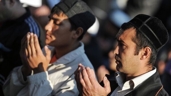 Musulmanes rezan durante la celebración de Eid al-Fitr en Moscú (Archivo) - Sputnik Mundo