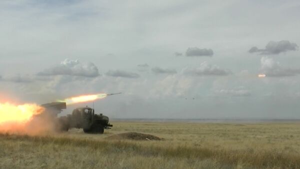 Militares rusos prueban lanzacohetes múltiples “Tornado-G” - Sputnik Mundo