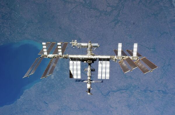 Los tripulantes de la ISS recibirán el año nuevo 15 veces - Sputnik Mundo