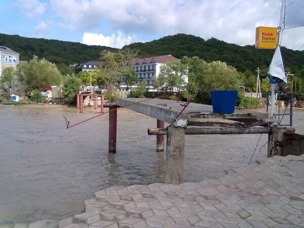Al menos cuatro personas mueren por inundación en el sur de Rusia - Sputnik Mundo