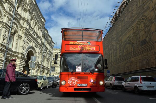 Moscú lanza el servicio de autobuses turísticos de dos pisos - Sputnik Mundo