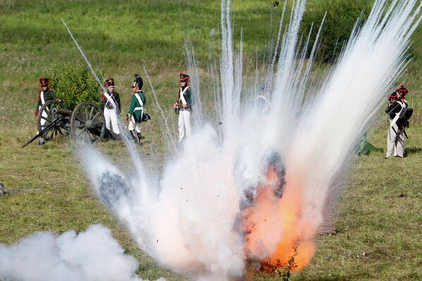 Cañonazos y combates en homenaje a la Batalla de Borodinó de 1812 contra Napoleón - Sputnik Mundo
