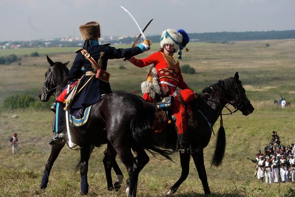 Cañonazos y combates en homenaje a la Batalla de Borodinó de 1812 contra Napoleón - Sputnik Mundo