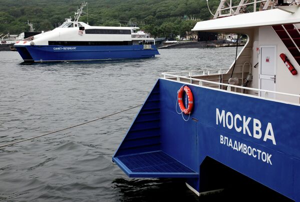 Pruebas del catamarán construido para la cumbre de APEC en Rusia - Sputnik Mundo