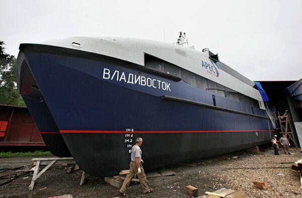 Pruebas del catamarán construido para la cumbre de APEC en Rusia - Sputnik Mundo