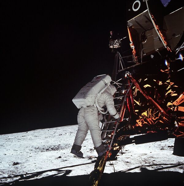 Las fotos que Neil Armstrong hizo en la Luna - Sputnik Mundo