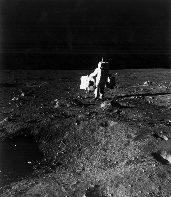 Las fotos que Neil Armstrong hizo en la Luna - Sputnik Mundo