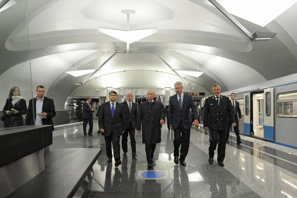 Putin estrena la nueva estación del metro de Moscú - Sputnik Mundo