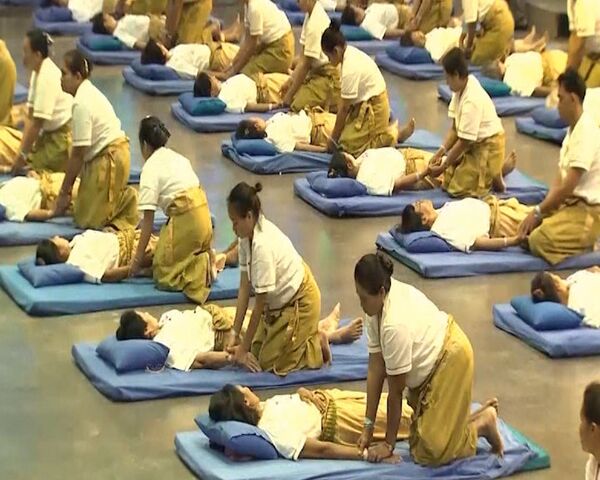 Récord mundial de masaje simultáneo establecido en Bangkok - Sputnik Mundo