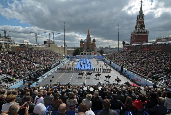 Moscovitas celebran el día de Moscú en la Plaza Roja - Sputnik Mundo
