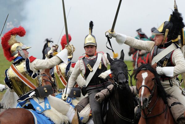 Entusiastas reconstruyen la Batalla de Borodinó de 1812 contra Napoleón  - Sputnik Mundo