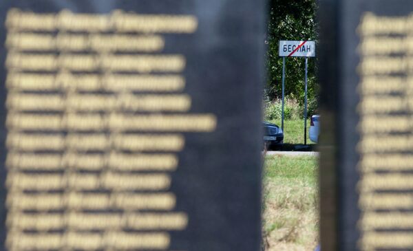 Osetia del Norte rinde homenaje a las víctimas del atentado en Beslán - Sputnik Mundo