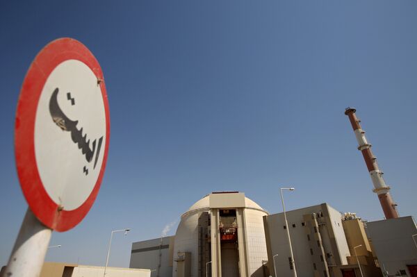 Irán paga una prima a las rusas que visten velo islámico en la planta nuclear de Bushehr - Sputnik Mundo