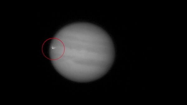 Astrónomos aficionados captan colisión de asteroide contra Júpiter  - Sputnik Mundo