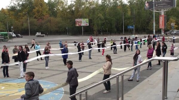 Entusiastas pegan mensaje de 467 metros para el futuro en Ekaterimburgo - Sputnik Mundo