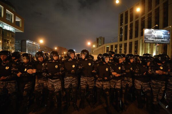 La Policía detiene a una veintena de personas por protesta no autorizada en Moscú - Sputnik Mundo