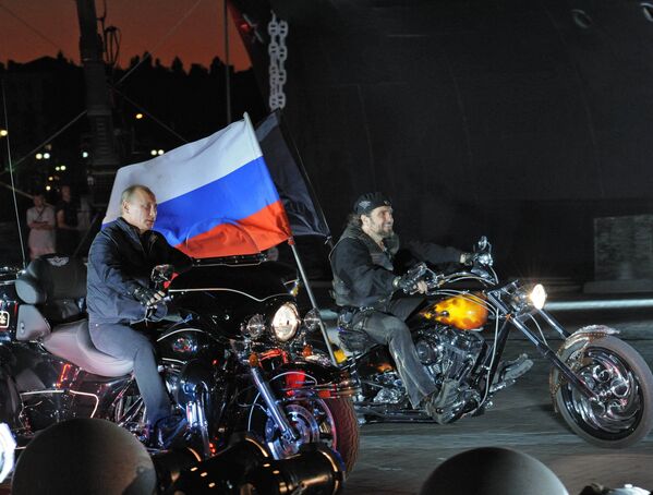Vladímir Putin con los “Lobos Nocturnos” - Sputnik Mundo