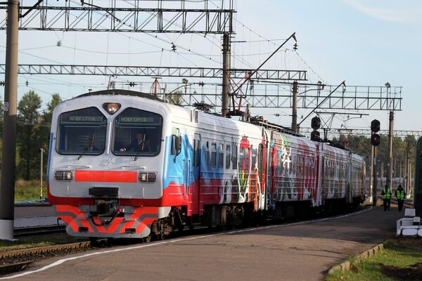 Un tren decorado para conmemorar el aniversario del Estado ruso - Sputnik Mundo