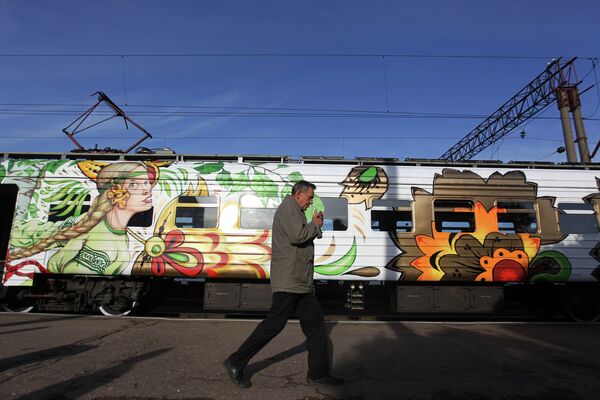 Un tren decorado para conmemorar el aniversario del Estado ruso - Sputnik Mundo