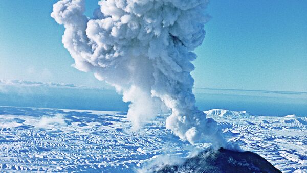 El volcán Kliuchevskói en el Lejano Oriente ruso (Archivo) - Sputnik Mundo