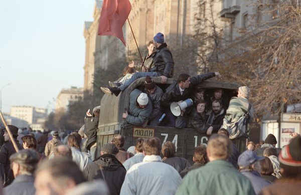 La crisis constitucional de octubre de 1993 en Rusia y el bombardeo del parlamento - Sputnik Mundo