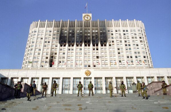 La crisis constitucional de octubre de 1993 en Rusia y el bombardeo del parlamento - Sputnik Mundo