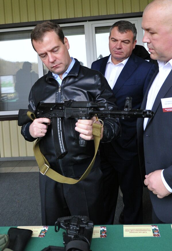 Medvédev visita una empresa de diseño de armas - Sputnik Mundo