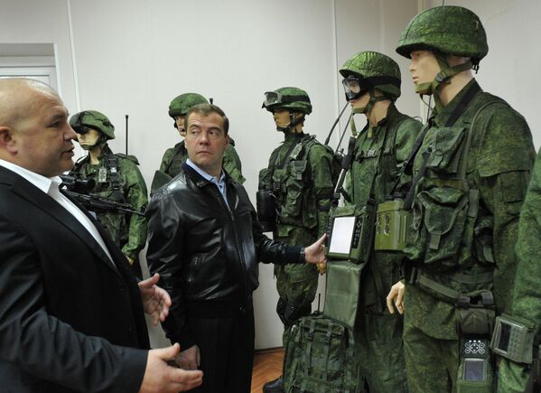 Medvédev visita una empresa de diseño de armas - Sputnik Mundo