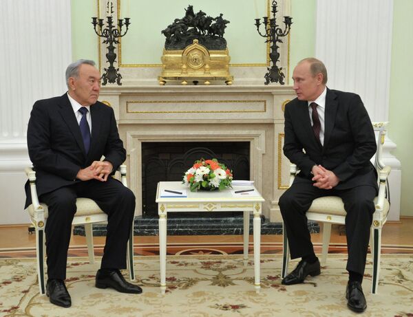 Nursultán Nazarbáev y Vladímir Putin - Sputnik Mundo