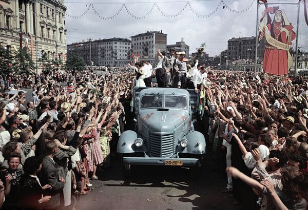 Moscú en 1956-1958: el Sputnik y la primera limusina soviética  - Sputnik Mundo