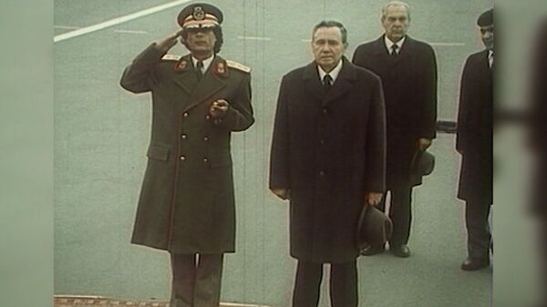 Muamar Gadafi visita la URSS en 1985 - Sputnik Mundo