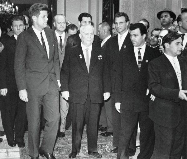 John Kennedy y Nikita Jruschov - Sputnik Mundo