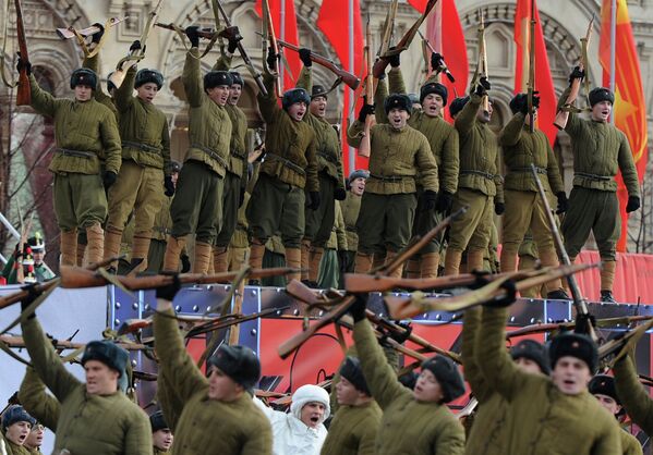 Militares rusos reeditan el histórico desfile del año 1941 en la Plaza Roja - Sputnik Mundo