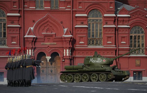 Militares rusos reeditan el histórico desfile del año 1941 en la Plaza Roja - Sputnik Mundo