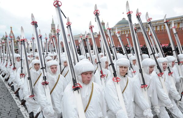 Militares desfilan por la Plaza Roja para conmemorar la histórica marcha del año 1941 - Sputnik Mundo