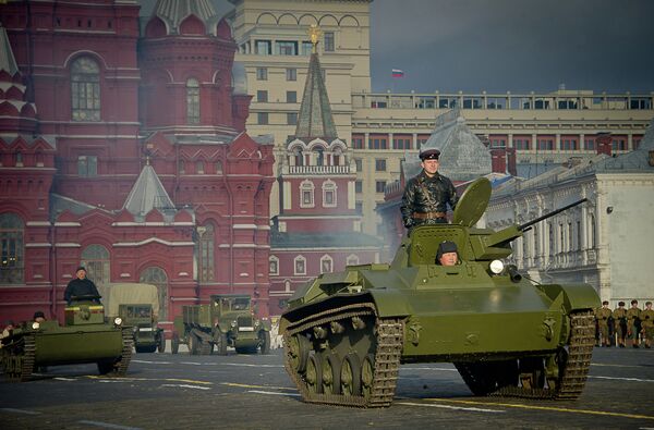 Militares desfilan por la Plaza Roja para conmemorar la histórica marcha del año 1941 - Sputnik Mundo