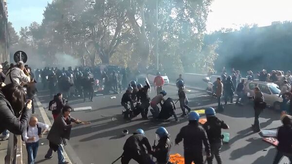 La policía dispersa con gas y porras a manifestantes en varias ciudades de Europa - Sputnik Mundo